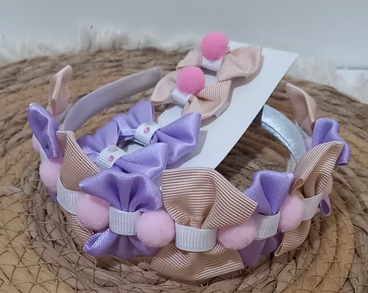 Tiara artesanal infantil con lazos y pompones