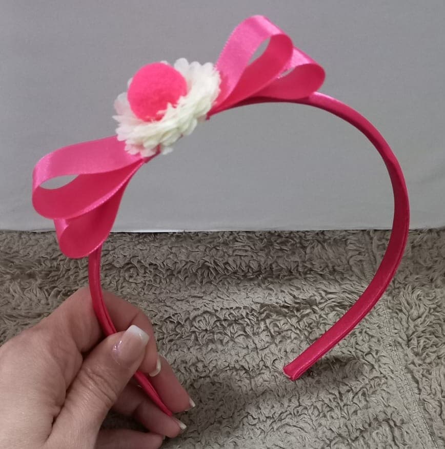 Tiara infantil artesanal con pompón y flores