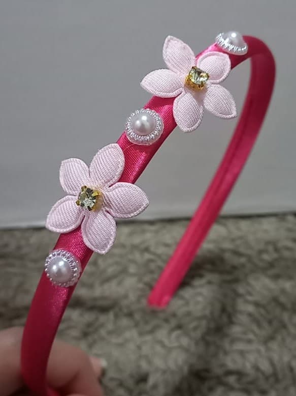Tiara infantil artesanal floral con perlas